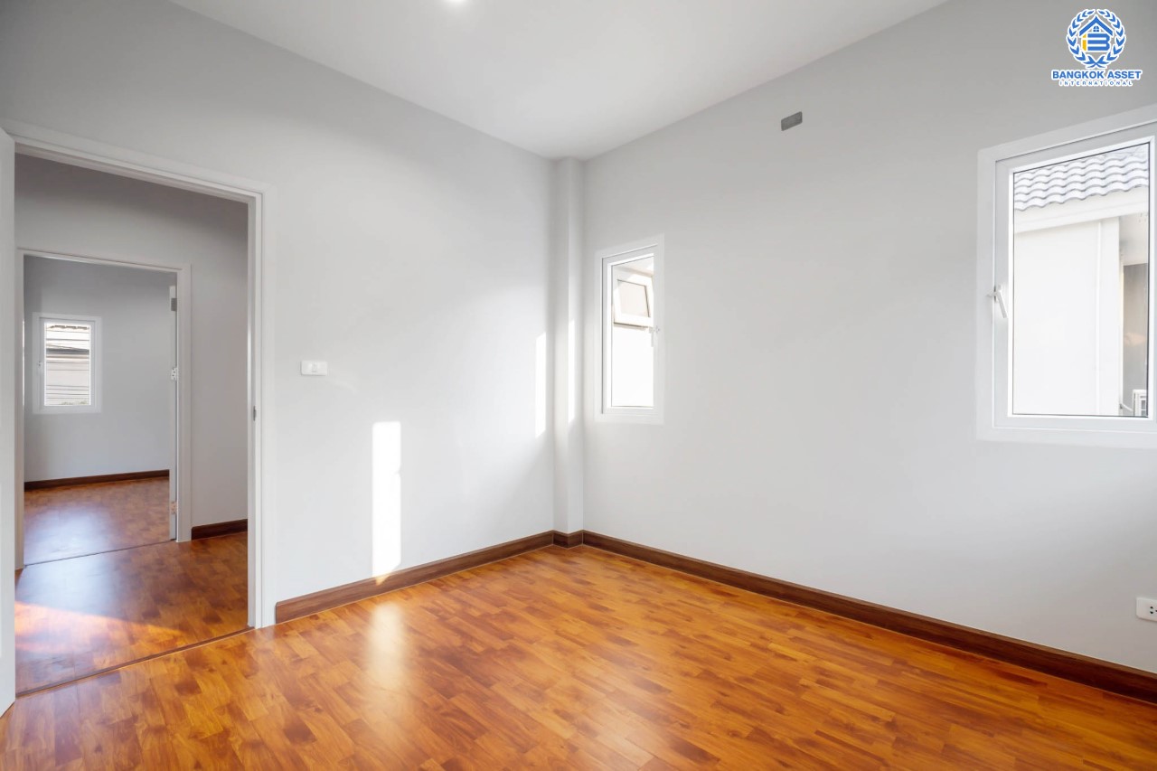 บ้านมือสองตกแต่งใหม่ ม.สิริกานต์ บางใหญ่-เซ็นทรัลเวสต์เกต หลังใหญ่ หลังริม เนื้อที่ 60.9 ตร.ว. ฟังก์ชั่น 3 ห้องนอน 3 ห้องน้ำ 3 ที่จอดรถ Facility ครบครันพร้อมทุกการเข้าอยู่ บนทำเลเดินทางสะดวก ใกล้ถ.กาญจนาภิเษก และเพียง 10 นาทีถึงรถไฟฟ้า "สถานีคลองบางไผ่"